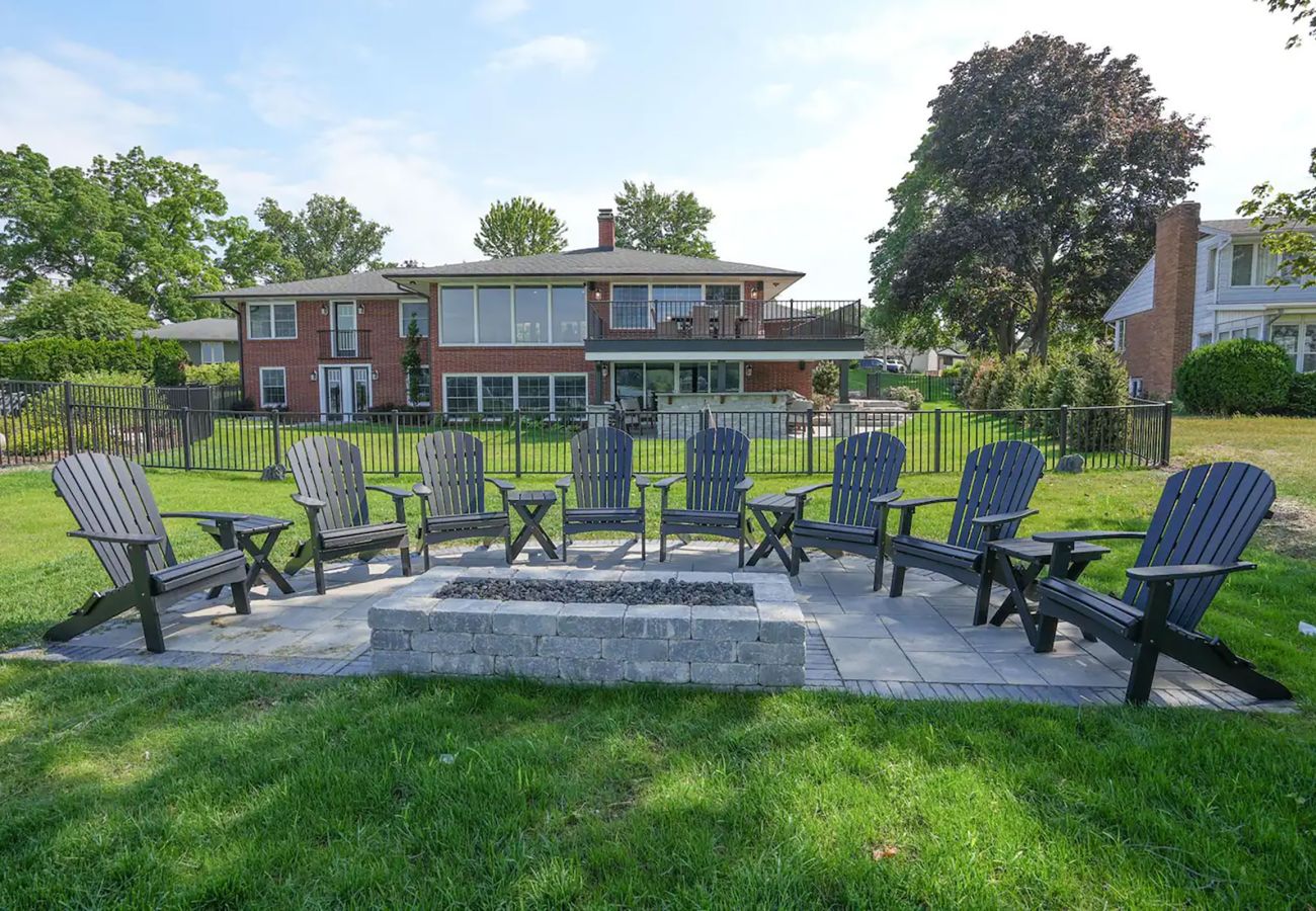 Fire pit with comfortable seating 