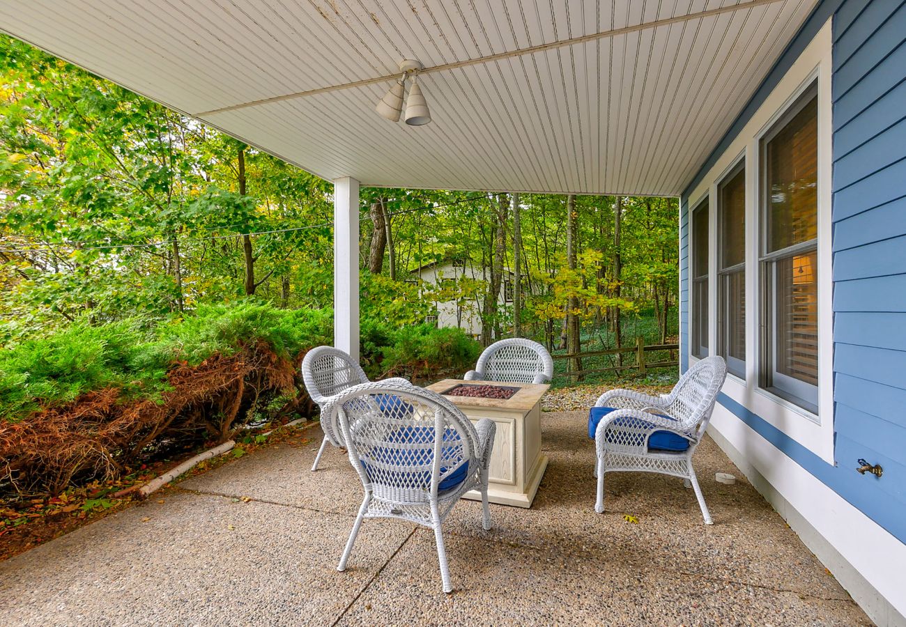 Fire pit with seating 