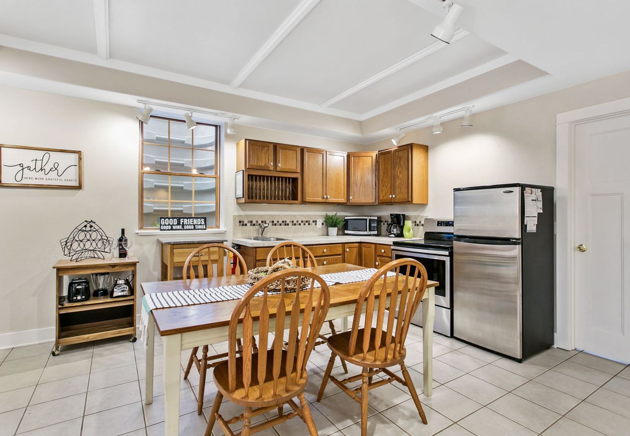 Fully equipped kitchen with dining table 