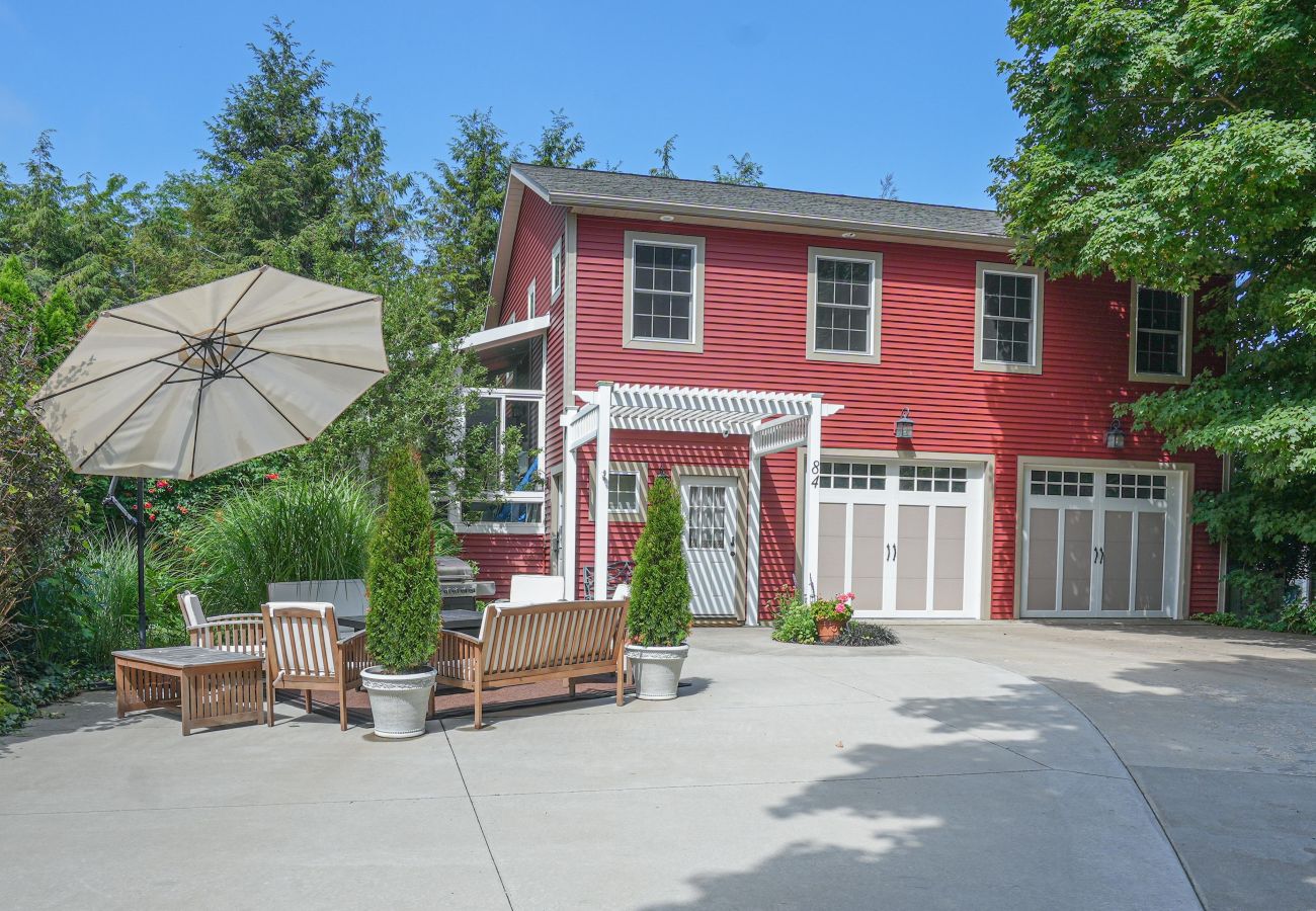 Outdoor seating area with grill 