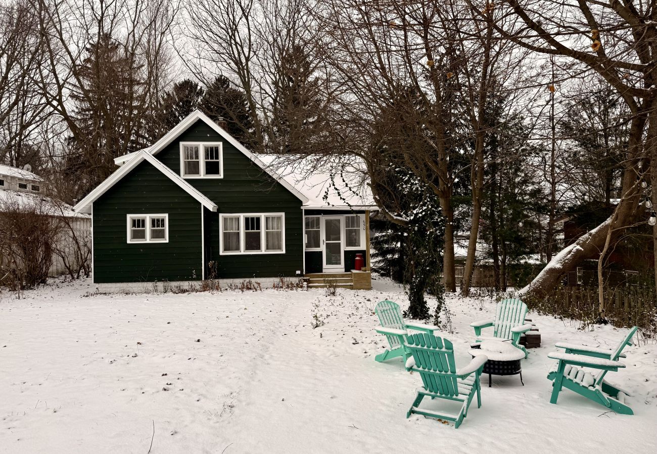 House in Holland - The Whitman Cottage - Quaint Home Near Lake Macatawa